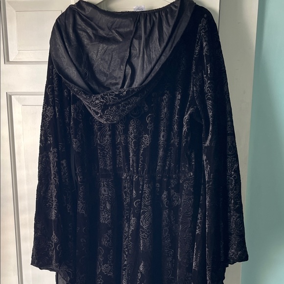 Spirit Halloween Black Velvet Patterned Hooded Robe Plus Size - Picture 6 of 9